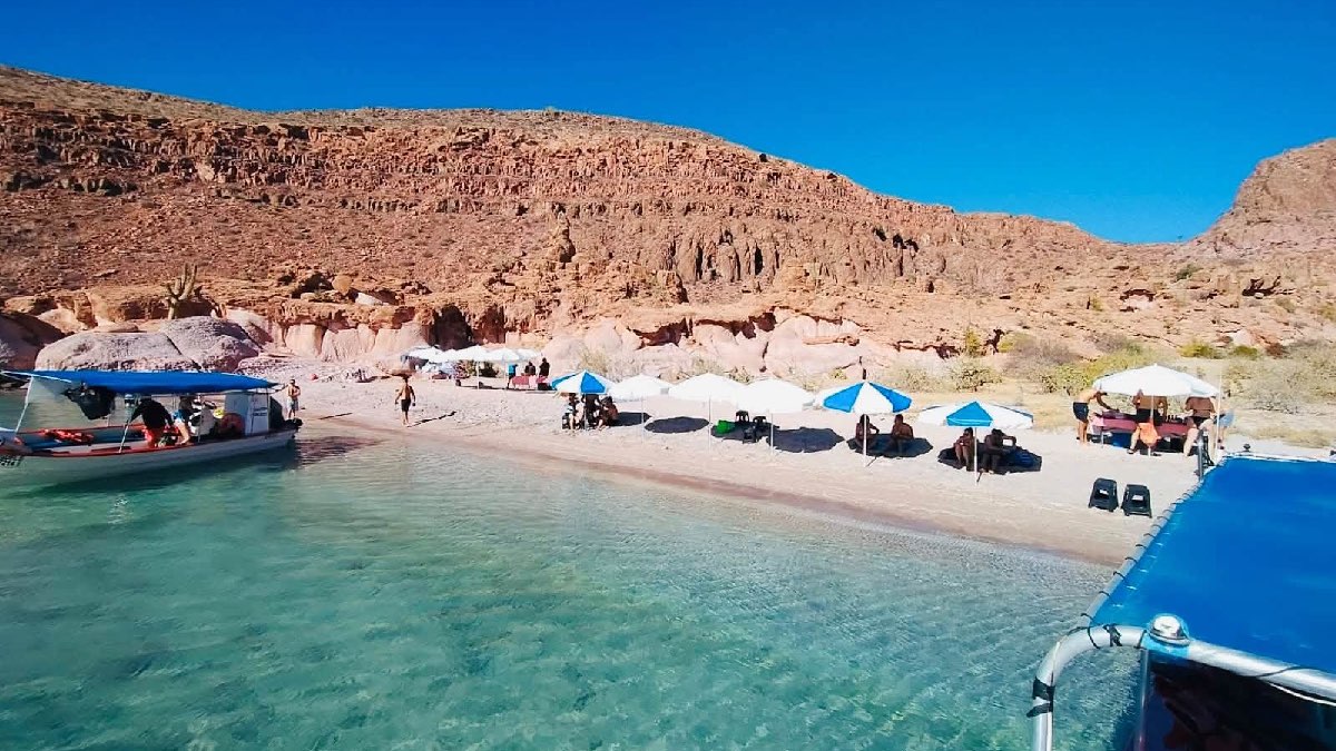 Panorámica de playa cristalina y acantilados en la Isla Espíritu Santo en La Paz Baja California Sur.