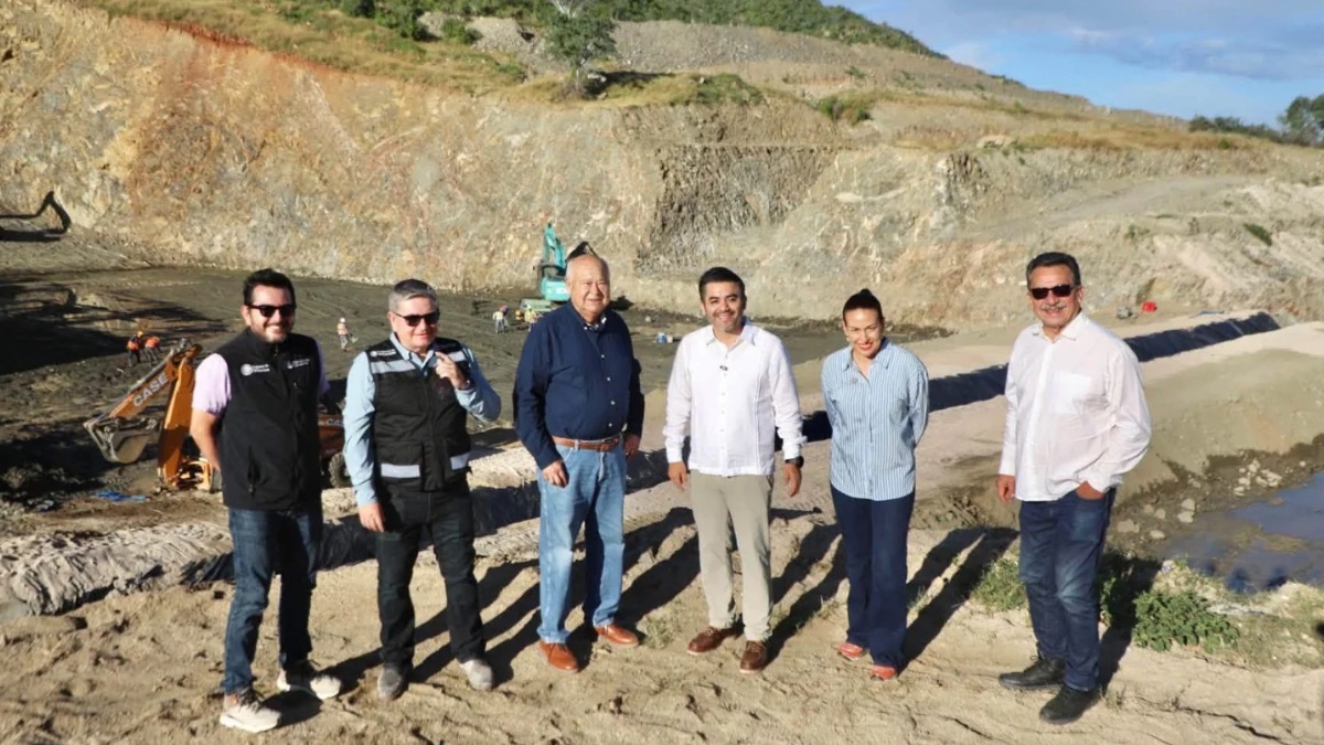 Autoridades federales, estatales y municipales durante el recorrido de supervisión en la presa La Perseverante.